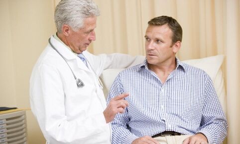 Um homem com prostatite em uma consulta com um urologista